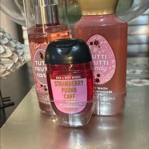 Bath & Body Works Strawberry Pound Cake Hand Gel - Pink & Black